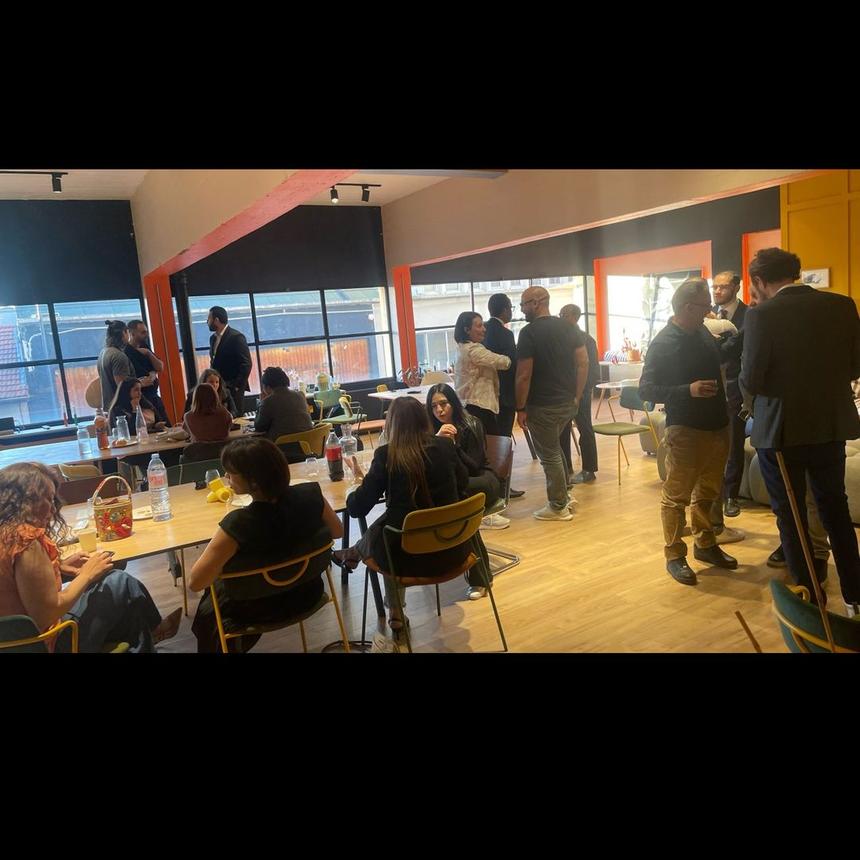 Entrepreneurs qui échangent lors d'une soirée La Ruche à Saint-Étienne